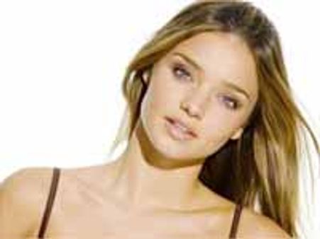 వోగ్ పత్రకకి టాప్ లెస్ పోజు ఇచ్చిన ఆస్ట్రేలియా మోడల్...!