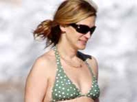 హావాయ్ బీచ్ లో బికిని లో దర్శనమిచ్చిన అందాల భామ...!