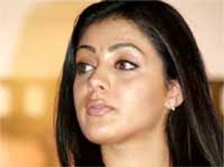 వారికి సెక్సీ ఫోటోలను ఫ్రీగా పంపిస్తున్న పవన్ కళ్యాణ్ హీరోయిన్