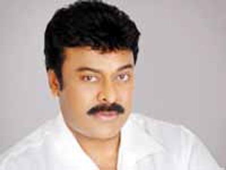 చిరంజీవి ఆ దర్శకుడి కి బాధ్యతలు అప్పగించుటలో ఆంతర్యం ఏమిటో...!?