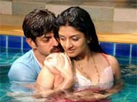 'గాయం-2' ధియోటర్ లో ప్రేక్షకులు దాడి..లాఠీ చార్జి