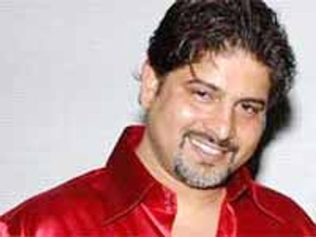 భూమిక భర్తే ..'తకిట తకిట' హీరోయిన్స్ కి ఫుల్ ట్రైనింగ్ !?