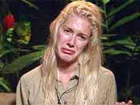 సెక్స్ టేపులతో భార్యను వేధించిన భర్త..!