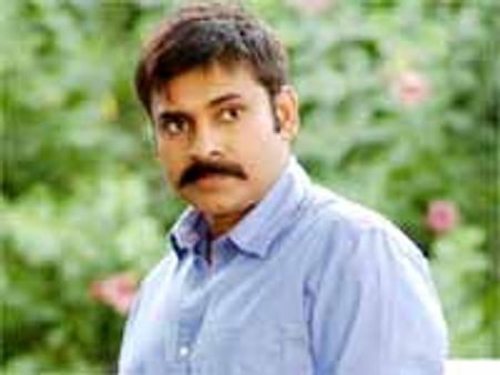 రామ్ చరణ్ తో పోటి పడలేకపోతున్న పవన్ కళ్యాణ్.. ఎందులో...!?