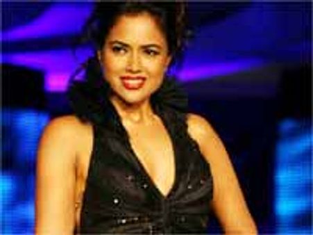 ప్రత్యేక గీతంలో తన అందాలను ఆరబోసిన జూ ఎన్టీఆర్ మాజీ ప్రియురాలు..!