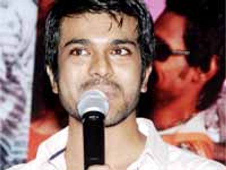 ‘పులి’ బాదితుల కొరకు రామ్ చరణ్ ఓదార్పు యాత్ర...!