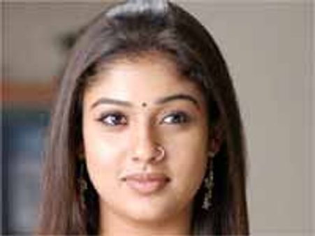 సెక్సీ పోస్టర్స్ తో వివాదంలో చిక్కుకొన్న నయనతార..!