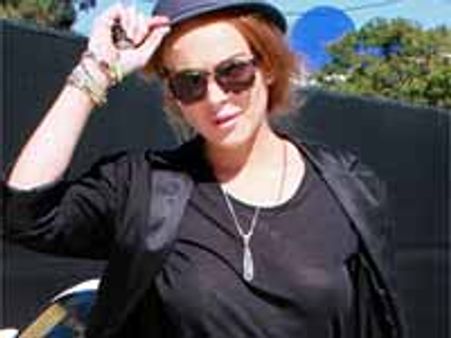 బ్రా లేకుండా షాపింగ్ కు వచ్చి ట్రాఫిక్ ను జామ్ చేసిన హీరోయిన్..!