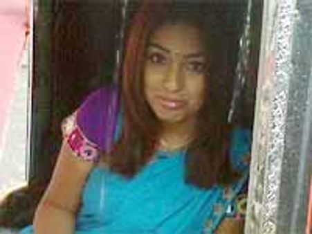 ఆటోలో దూరి తప్పించుకున్న 'లీడర్' భామ