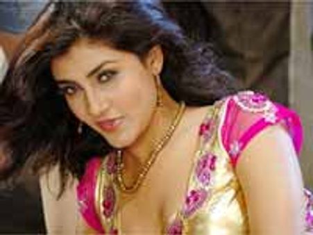 ‘కిరిటం’ కోసం అందలాను ఆరబోసిన హీరోయిన్...