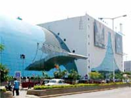 ఐమాక్స్ లో సినిమా ప్రేక్షకులకు చేదు వార్త