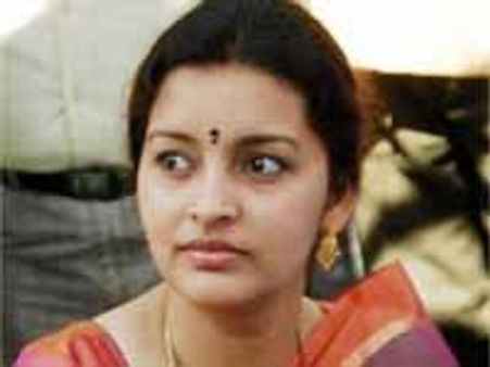 పోలీస్ స్టేషన్లో పవన్ కళ్యాణ్ భార్య రేణు దేశాయ్ కేసు...