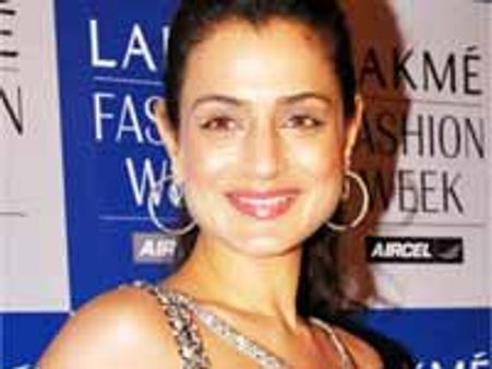 బాలయ్య కొరకలేదు కాని రక్తంతో తడిచిన హీరోయిన్ పెదాలు...!