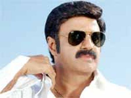 సెక్సీ హీరోయిన్ తో బాలకృష్ణ స్టెప్పులే స్టెప్పులు....