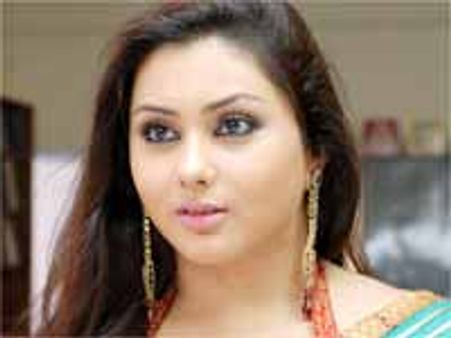 బుజ్జిదాన్ని విడిచి ఉండలేకపోతున్న సెక్సీ నమిత