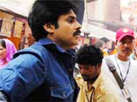 త్రిష లిప్ ను లాక్ చేసే వయసు నాదికాదంటున్న పవర్ స్టార్..!