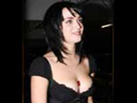 చిన్న పిల్లల పంక్షన్ కి స్కట్ తో వచ్చి నవ్వుల పాలైన సింగర్..!