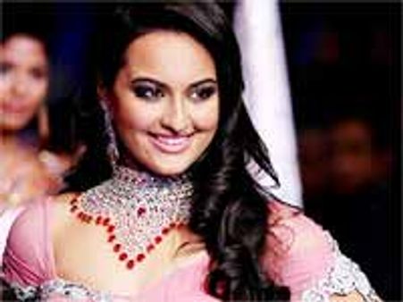 కాలు జారిన సల్మాన్ ఖాన్ ప్రియురాలు...!