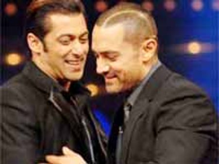 దబాంగ్ దెబ్బకు బాలీవుడ్ లో అమీర్ ఖాన్ రికార్డులు గల్లంతు..!