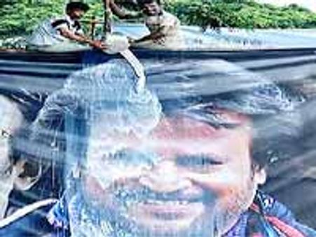 పాలను వేస్ట్ చేస్తున్నారంటూ రజనీకాంత్ మండిపాటు