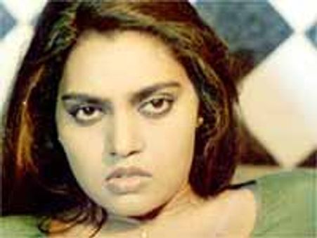 నిర్మాతను నిద్రపట్టనివ్వకుండా చేస్తున్న సిల్మ్ స్మిత