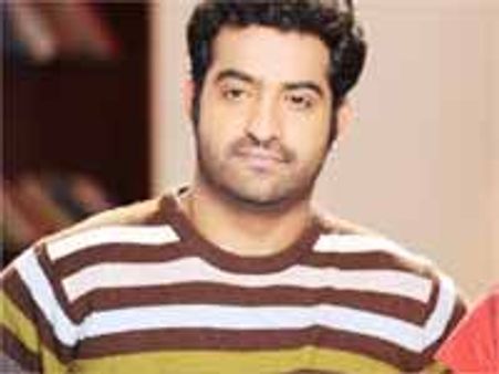 లవర్ బాయ్ అనుకొన్నారా?కాదు మాస్ రచ్చ రచ్చే...జూ ఎన్టీఆర్