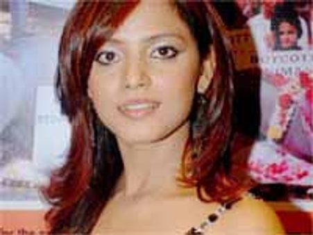 సుమంత్ గోదావరి హీరోయిన్ నీతూ చంద్రకు బుల్లెట్ గాయాలు