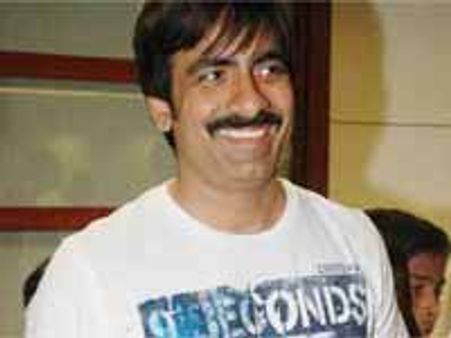 వరుడు డైరెక్టర్ ‘కత్తి’ కి గ్రీన్ సిగ్నల్ ఇచ్చిన మాస్ రాజా రవితేజ