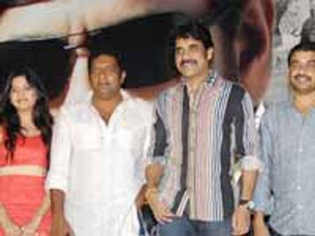 అలా చేస్తే ప్రేక్షకులు చెప్పుతో కొడతారు..నాగార్జున