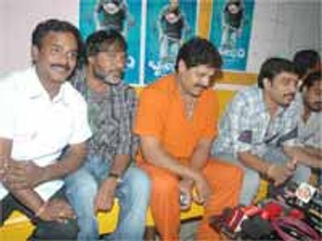 సక్సెస్‌కు బంధువులు ఎక్కువ...జూ. ఎన్టీఆర్ సెటైర్