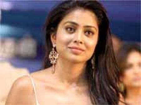 మాల్ గర్ల్ తో గొడవ పడిన కాసనోవా హీరోయిన్ శ్రియ