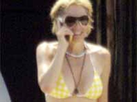 52లో బికిని వేసి అభిమానులను ఆశ్చర్యపరచిన హీరోయిన్..!