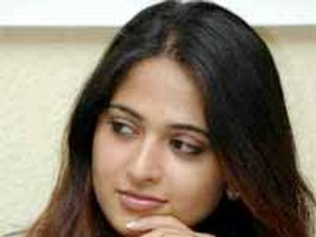 అపరిచితుడికి గ్రీన్ సిగ్నల్ ఇచ్చిన అరుంధతి...