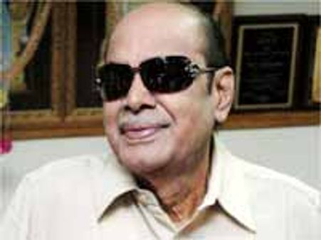 ఫాల్కే అవార్డు అందుకున్న సినీ మొఘల్ రామానాయుడు