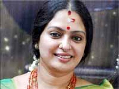 మాజీ హీరోయిన్ సీత పై వ్యభిచారం చేస్తోందంటూ పోలీస్ కేసు