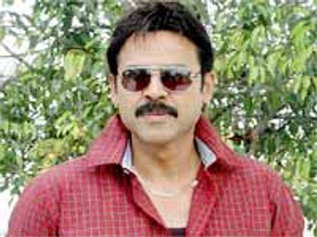 వెంకటేష్ తాజా చిత్రం రూమర్స్ పై దర్శకుడు క్లారిఫికేషన్