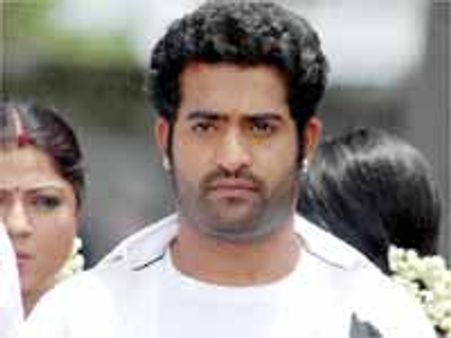 జూ ఎన్టీఆర్ మాస్ ఇమేజ్ కి సంకెళ్ళు వేసి లవర్ బాయ్ కి లైసెన్స్ పొందాడా...