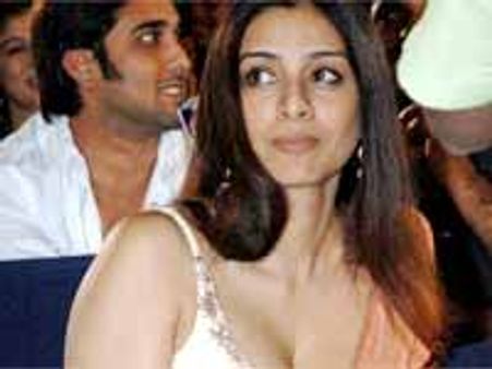 మన్మధుడిని కాదని ఎవరో బిల్డింగ్ కాంట్రాక్టర్ నిపెళ్శి చేసుకోబోతున్న టబు..!