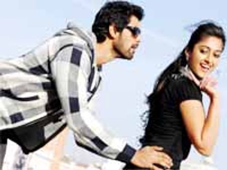 ఇలియానా నడుము చుట్టుకోలత ఒక్కఉదుటున పట్టేసిన యువ హిరో..!