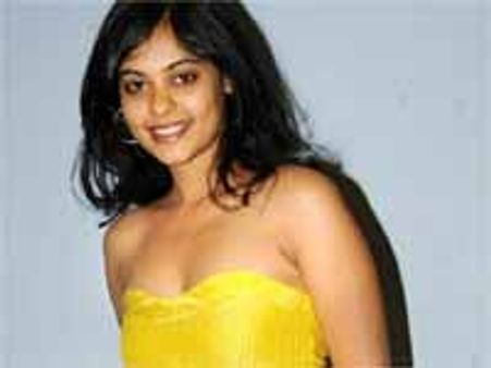 అల్లరి రవిబాబుతో బిందుమాధవి ప్రతీరోజు టార్చర్