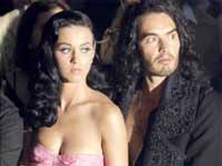 సాలెపురుగు వల్ల రోమాంటిక్ సెక్స్ కోంచెం లేటుగా మొదలవుతుంది..ప్చ్..!