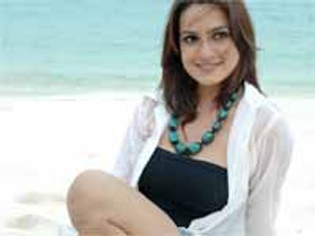 బికినీ అయినా లిప్ కిస్ అయినా రెడీ అంటున్న'లోకమే కొత్తగా' హిరోయిన్ ..!