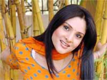 ఆ హీరోయిన్ తో చేయద్దంటూ గౌతం మీనన్ కి వార్నింగ్