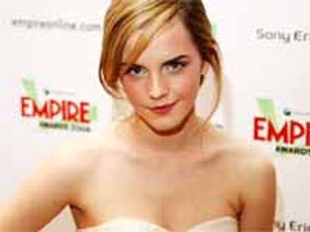 యూనివర్సిటీ స్టూడెంట్స్ సెల్ ఫోన్స్ లో ఆమె నగ్నంగా ఉన్న ఫోటోలు..!