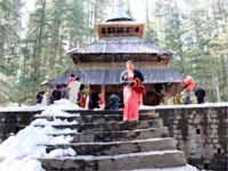 హిడింబి దేవాలయాన్ని సందర్శించి పాపులర్ చేసిన స్టార్ హీరో