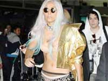 ఎయిర్ పోర్ట్స్ లో అలా ప్రవర్తించడంలో ఆమెకు ఆమె సాటి..