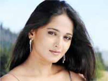 'అరుంధతి' హిందీ రీమేక్ - 'త్రీడీ' డైరక్టర్ ఎవరంటే...