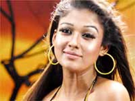 ఓ స్టార్ హీరోయిన్ దర్శకుడితో పార్ట్ టైమ్ రొమాన్స్....