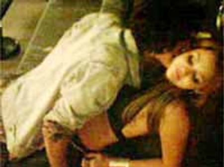 బర్తడే పార్టీలో వాటేసుకోని అది చేసుకుంటూ మీడియాకు దోరికిన హీరోయిన్