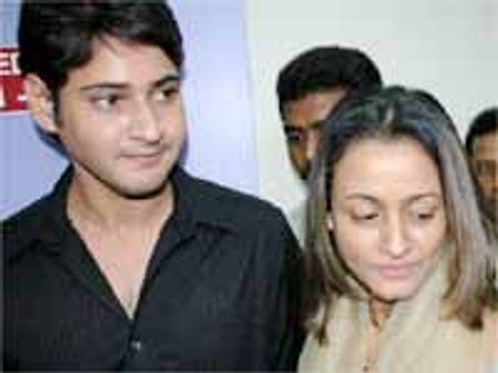 మహేష్ ఫ్యాన్స్ ని నమ్రత చీట్ చేసిందంటారా..సేవ్ చేసిందంటారా....